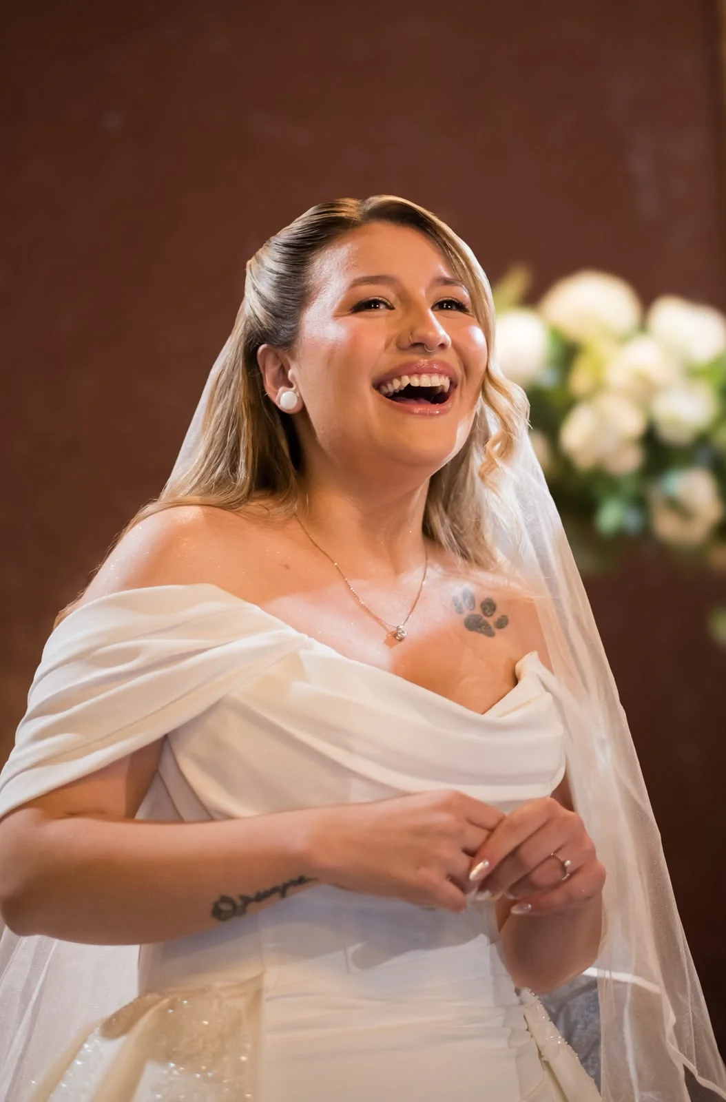 Noiva sorridente de véu em um momento espontâneo