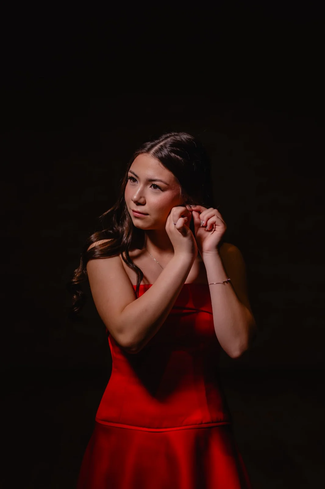 Maquiagem e penteado com ondas para celebração em vestido vermelho